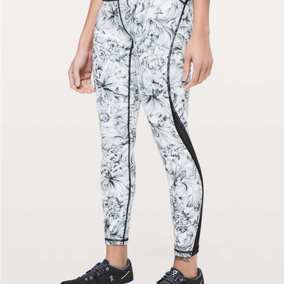 lululemon athletica Pants - Lululemon Train Times 7/8 Pant *25" Light Garden White Black / Black size 6